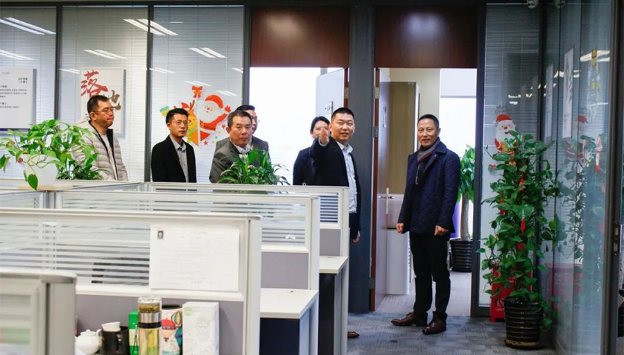 上海市楊浦區委常委、副區長徐建華一行蒞臨金茂裝飾上海分公司考察指導